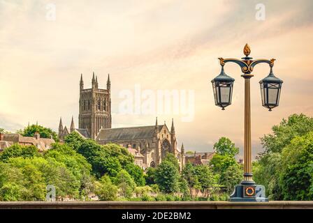 Worcester Cathedral mit Blick auf den Fluss Severn, Worcestershire, England Stockfoto