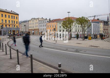 Passau, Deutschland. November 2020. In der Fußgängerzone rund um den Ludwigsplatz in Passau sind nur wenige Menschen unterwegs. Angesichts des starken Anstiegs der Coronainfektionen sind in Passau seit Samstag strenge Ausreisebeschränkungen in Kraft.Quelle: Lino Mirgeler/dpa/Alamy Live News Stockfoto