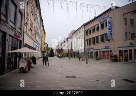 Passau, Deutschland. November 2020. In der Passauer Fußgängerzone sind nur wenige Menschen unterwegs. Angesichts des starken Anstiegs der Coronainfektionen sind in Passau seit Samstag strenge Ausreisebeschränkungen in Kraft.Quelle: Lino Mirgeler/dpa/Alamy Live News Stockfoto