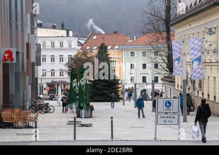 Passau, Deutschland. November 2020. In der Passauer Fußgängerzone sind nur wenige Menschen unterwegs. Angesichts des starken Anstiegs der Coronainfektionen sind in Passau seit Samstag strenge Ausreisebeschränkungen in Kraft.Quelle: Lino Mirgeler/dpa/Alamy Live News Stockfoto