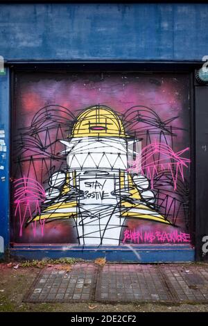 Bleiben Sie positive Graffiti von Nathan Bowen und Harry Blackmore auf einem Shuttered-Schaufensters an der Kentish Town Road im Norden Londons, ein neues Stück Arbeit. Stockfoto