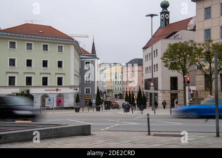 Passau, Deutschland. November 2020. In der Fußgängerzone rund um den Ludwigsplatz in Passau sind nur wenige Menschen unterwegs. Quelle: Lino Mirgeler/dpa/Alamy Live News Stockfoto