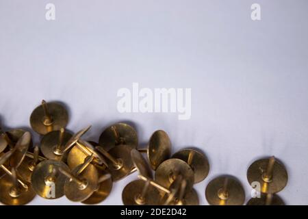goldene Stifte. Schreibwarenkonzept. Kopierraum. Isoliert. Hochwertige Fotos Stockfoto