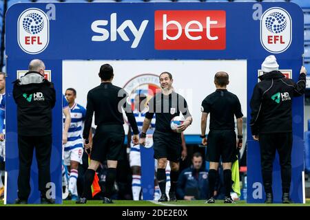 Madejski Stadium, Reading, Berkshire, Großbritannien. November 2020. English Football League Championship Football, Reading gegen Bristol City; Schiedsrichter Jeremy Simpson führt sowohl Reading und Bristol City Team unter dem EFL Sky Bet Board vor Anstoß Kredit: Action Plus Sports/Alamy Live News Stockfoto