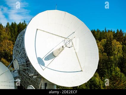 Riesige weiße Radarantenne für Satellitenkommunikation und astronomische Beobachtungen. . Hochwertige Fotos Stockfoto