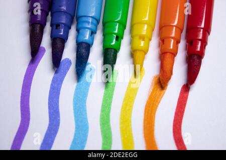 Ein Bündel von farbigen Markern in Regenbogenreihenfolge gelegt. Schreibwaren Konzept. Copy Raum. Isoliert. Hochwertige Fotos Stockfoto