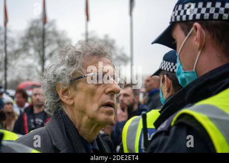 Marble Arch, London, Großbritannien. November 2020. Es findet ein Protest gegen die für die COVID 19 Coronavirus-Pandemie geltenden Sperrbeschränkungen statt. Obwohl die Metropolitan Police eine Erklärung herausgab, um die Demonstranten daran zu erinnern, dass eine solche Versammlung während der aktuellen Vorschriften rechtswidrig wäre, nahmen viele noch Teil. Demonstranten schlossen sich Piers Corbyn an der Speaker's Corner an und gingen hinaus. Corbyn wurde in Marble Arch von Polizisten umgeben, um den Protest zu stoppen. Corbyn wurde später verhaftet Stockfoto