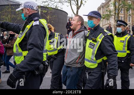 Kings Cross Station, London, Großbritannien. November 2020. Es findet ein Protest gegen die für die COVID 19 Coronavirus-Pandemie geltenden Sperrbeschränkungen statt. Obwohl die Metropolitan Police eine Erklärung herausgab, um die Demonstranten daran zu erinnern, dass eine solche Versammlung während der aktuellen Vorschriften rechtswidrig wäre, nahmen viele noch Teil. Einige versammelten sich vor der Kings Cross Station, wo eine Verhaftung vorgenommen wurde Stockfoto