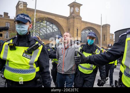 Kings Cross Station, London, Großbritannien. November 2020. Es findet ein Protest gegen die für die COVID 19 Coronavirus-Pandemie geltenden Sperrbeschränkungen statt. Obwohl die Metropolitan Police eine Erklärung herausgab, um die Demonstranten daran zu erinnern, dass eine solche Versammlung während der aktuellen Vorschriften rechtswidrig wäre, nahmen viele noch Teil. Einige versammelten sich vor der Kings Cross Station, wo eine Verhaftung vorgenommen wurde Stockfoto