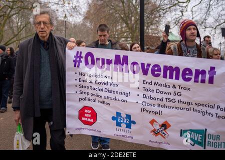 Marble Arch, London, Großbritannien. November 2020. Es findet ein Protest gegen die für die COVID 19 Coronavirus-Pandemie geltenden Sperrbeschränkungen statt. Obwohl die Metropolitan Police eine Erklärung herausgab, um die Demonstranten daran zu erinnern, dass eine solche Versammlung während der aktuellen Vorschriften rechtswidrig wäre, nahmen viele noch Teil. Demonstranten schlossen sich Piers Corbyn an der Speaker's Corner an und gingen hinaus. Corbyn wurde in Marble Arch von Polizisten umgeben, um den Protest zu stoppen Stockfoto