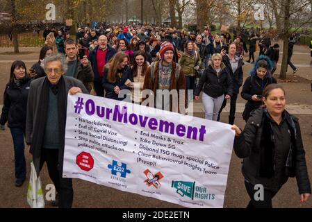 Marble Arch, London, Großbritannien. November 2020. Es findet ein Protest gegen die für die COVID 19 Coronavirus-Pandemie geltenden Sperrbeschränkungen statt. Obwohl die Metropolitan Police eine Erklärung herausgab, um die Demonstranten daran zu erinnern, dass eine solche Versammlung während der aktuellen Vorschriften rechtswidrig wäre, nahmen viele noch Teil. Demonstranten schlossen sich Piers Corbyn an der Speaker's Corner an und gingen hinaus. Corbyn wurde in Marble Arch von Polizisten umgeben, um den Protest zu stoppen Stockfoto