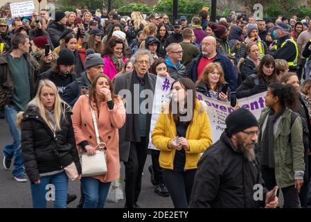 Marble Arch, London, Großbritannien. November 2020. Es findet ein Protest gegen die für die COVID 19 Coronavirus-Pandemie geltenden Sperrbeschränkungen statt. Obwohl die Metropolitan Police eine Erklärung herausgab, um die Demonstranten daran zu erinnern, dass eine solche Versammlung während der aktuellen Vorschriften rechtswidrig wäre, nahmen viele noch Teil. Demonstranten schlossen sich Piers Corbyn an der Speaker's Corner an und gingen hinaus. Corbyn wurde in Marble Arch von Polizisten umgeben, um den Protest zu stoppen Stockfoto