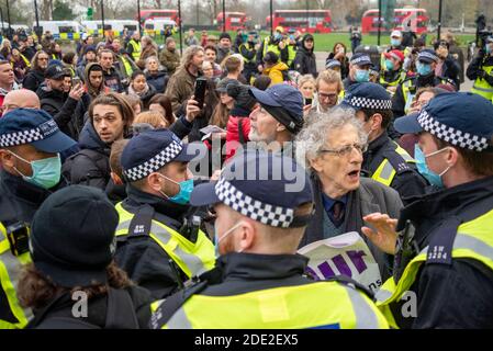 Marble Arch, London, Großbritannien. November 2020. Es findet ein Protest gegen die für die COVID 19 Coronavirus-Pandemie geltenden Sperrbeschränkungen statt. Obwohl die Metropolitan Police eine Erklärung herausgab, um die Demonstranten daran zu erinnern, dass eine solche Versammlung während der aktuellen Vorschriften rechtswidrig wäre, nahmen viele noch Teil. Demonstranten schlossen sich Piers Corbyn an der Speaker's Corner an und gingen hinaus. Corbyn wurde in Marble Arch von Polizisten umgeben, um den Protest zu stoppen. Corbyn wurde später verhaftet Stockfoto