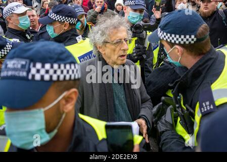 Marble Arch, London, Großbritannien. November 2020. Es findet ein Protest gegen die für die COVID 19 Coronavirus-Pandemie geltenden Sperrbeschränkungen statt. Obwohl die Metropolitan Police eine Erklärung herausgab, um die Demonstranten daran zu erinnern, dass eine solche Versammlung während der aktuellen Vorschriften rechtswidrig wäre, nahmen viele noch Teil. Demonstranten schlossen sich Piers Corbyn an der Speaker's Corner an und gingen hinaus. Corbyn wurde in Marble Arch von Polizisten umgeben, um den Protest zu stoppen. Corbyn wurde später verhaftet Stockfoto