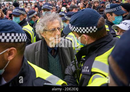 Marble Arch, London, Großbritannien. November 2020. Es findet ein Protest gegen die für die COVID 19 Coronavirus-Pandemie geltenden Sperrbeschränkungen statt. Obwohl die Metropolitan Police eine Erklärung herausgab, um die Demonstranten daran zu erinnern, dass eine solche Versammlung während der aktuellen Vorschriften rechtswidrig wäre, nahmen viele noch Teil. Demonstranten schlossen sich Piers Corbyn an der Speaker's Corner an und gingen hinaus. Corbyn wurde in Marble Arch von Polizisten umgeben, um den Protest zu stoppen. Corbyn wurde später verhaftet Stockfoto