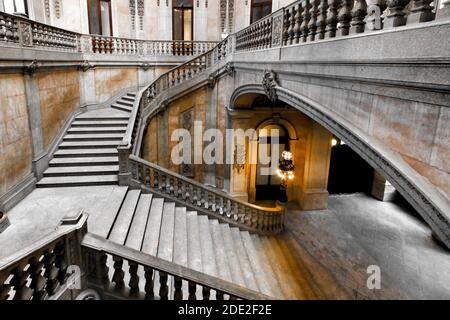 Porto, Portugal - 6. Januar 2020: Wunderschöne und prächtige Treppe, die 1868 von Goncalves e Sousa vom Börsenpalast in Porto erbaut wurde Stockfoto