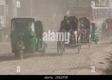 Dhaka, Bangladesch - 28. November 2020: Die staubige Decke der laufenden Entwicklungsarbeiten für den Dhaka-Mawa Highway. Die Menschen in Keraniganj in Dhaka haben lo Stockfoto