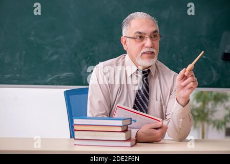 Alte erfahrene Lehrer im Klassenzimmer Stockfoto