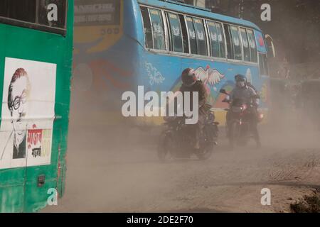 Dhaka, Bangladesch - 28. November 2020: Die staubige Decke der laufenden Entwicklungsarbeiten für den Dhaka-Mawa Highway. Die Menschen in Keraniganj in Dhaka haben lo Stockfoto