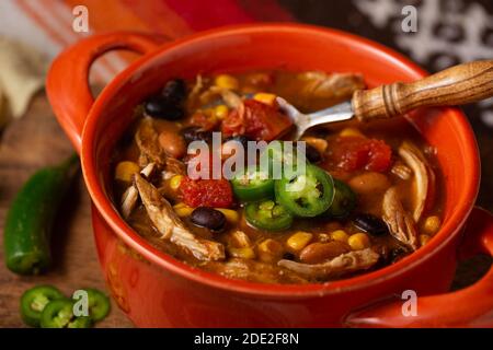 Leckere Schüssel mit würziger Chicken Taco Suppe Stockfoto