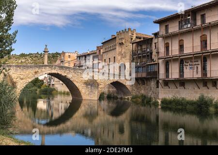 Eingangsbrücke nach Valderrobles, einem mittelalterlichen Dorf in Teruel, Spanien Stockfoto