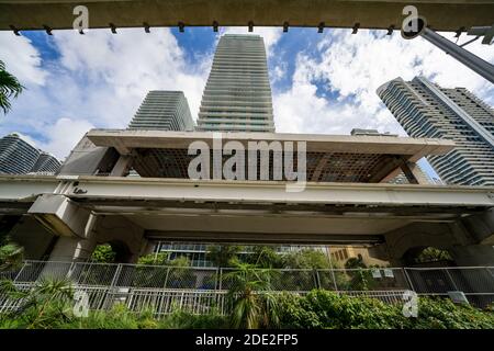 MIAMI, FL, USA - 27. NOVEMBER 2020: Foto Miami Metromover Bahnsteigstation Brickell mit Hochhäusern im Hintergrund Stockfoto