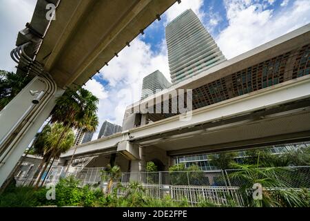 MIAMI, FL, USA - 27. NOVEMBER 2020: Foto Miami Metromover Bahnsteigstation Brickell mit Hochhäusern im Hintergrund Stockfoto