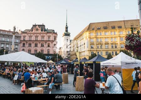 Brno, Tschechische Republik - September 12 2020: Craft Beer Pivni Festival in Mähren mit Menschen und Zelten. Stockfoto