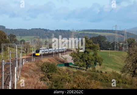 2 Avanti Westküste Alstom pendolino Zug auf der elektrifizierten hauptlinie der westküste, die durch die Landschaft in Cumbria führt Stockfoto