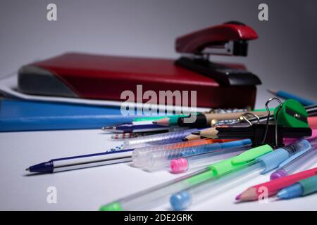 Notizbücher und Bleistifte, Filzstifte und Büroklammern. Schreibwarenkonzept. Kopierfläche. Isoliert Stockfoto