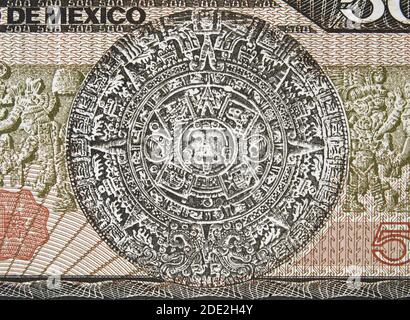 Azteken Kalender Sonnenstein (Piedra del Sol) und Maya Bas-Relief auf Mexiko 500 Peso (1983) Banknote, mexikanische Geld Nahaufnahme Makro Stockfoto