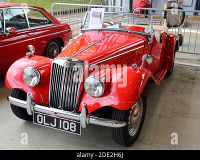 Ein klassischer MG TF Roadster bei RAF Benson, Oxfordshire, Großbritannien Stockfoto