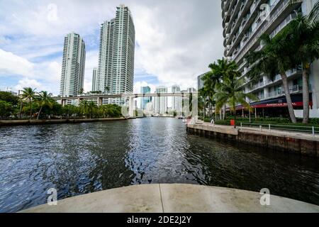 MIAMI, FL, USA - 27. NOVEMBER 2020: Foto des Miami River mit Brücken Stockfoto