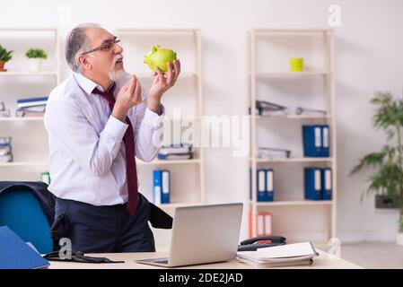 Alte Geschäftsmann in Konkurs Konzept Stockfoto
