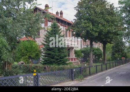 Crespi d'Adda schönes Arbeiterhaus und Garten, UNESCO-Weltkulturerbe. Capriate San Gervasio, Bergamo - Italien Stockfoto