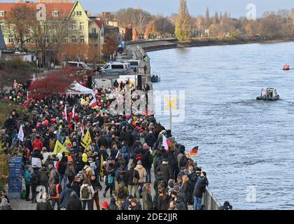 28. November 2020, Brandenburg, Frankfurt (oder): Viele Menschen nehmen an einer Demonstration gegen Koronamaßnahmen an den Ufern der deutsch-polnischen Grenze oder Teil. Am frühen Nachmittag fand in Frankfurt (oder) eine Demonstration gegen Coronamaßnahmen statt. Foto: Patrick Pleul/dpa-Zentralbild/ZB Stockfoto