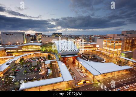 Kanazawa, Japan Skyline der Innenstadt im Winter bei Dämmerung über dem Bahnhof. Stockfoto