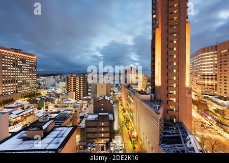 Kanazawa, Ishikawa, Skyline der japanischen Innenstadt im Winter bei Dämmerung. Stockfoto