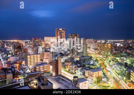 Kanazawa, Ishikawa, Skyline der japanischen Innenstadt im Winter bei Dämmerung. Stockfoto