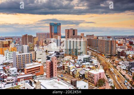 Kanazawa, Ishikawa, Skyline der japanischen Innenstadt im Winter bei Dämmerung. Stockfoto