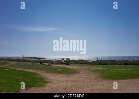 Blau, Himmel, Meer, Strand und viel Freiraum vor dem Sand Stockfoto
