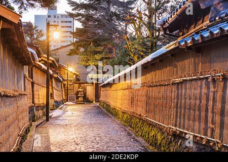 Kanazawa, Japan im Samurai District während der Dämmerung. Stockfoto