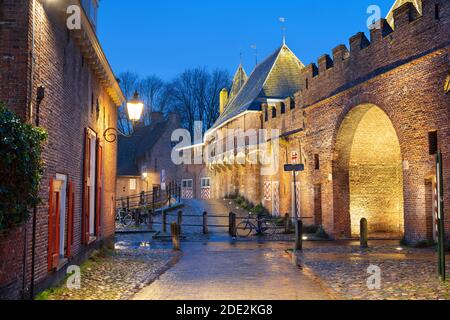 Amersfoort, Niederlande, im historischen Doppelpoort im Morgengrauen. Stockfoto