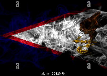 Vereinigte Staaten von Amerika, Amerika, US, USA, American, American Samoa Rauchflagge isoliert auf schwarzem Hintergrund Stockfoto