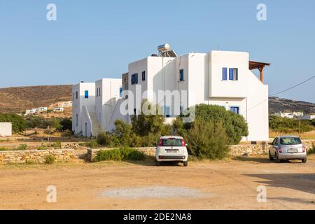 IOS Insel, Griechenland - 21. September 2020: Blick auf die weißen Villen am beliebten Manganari Strand. Berg im Hintergrund. Stockfoto