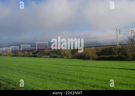 der italienische Hochgeschwindigkeitszug 'freccia rossa' fährt durch die Toskana Auf dem Land Stockfoto