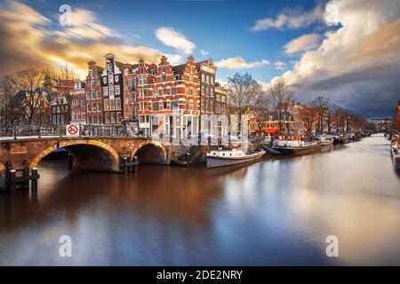 Amsterdam, Niederlande Brücken und Kanäle in der Dämmerung. Stockfoto