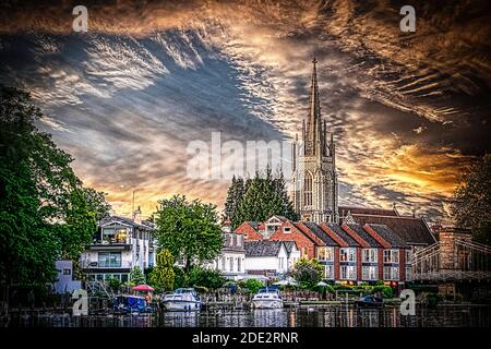 Marlow Kirche mit dramatischem Himmel Stockfoto