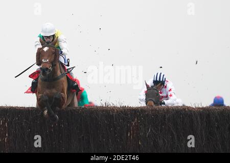 Cloth Cap von Tom Scudamore geritten löscht die letzte, die Ladbrokes Trophy Chase auf Newbury Racecourse zu gewinnen. Stockfoto