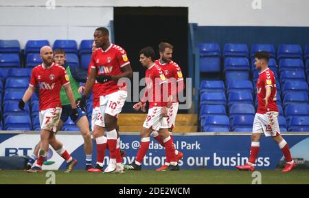 Charlton Athletic's Albie Morgan (Mitte) feiert Scoring seiner Seite das erste Tor des Spiels mit Teamkollegen während der Sky Bet League ein Spiel in Portman Road, Ipswich. Stockfoto